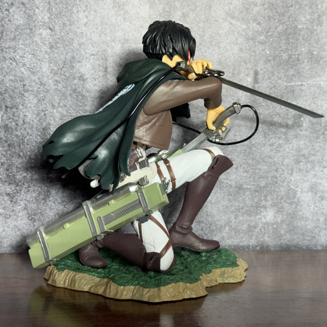 Attack on Titan Levi Ackerman Fortitude Battle Damage Kneeling Statue Action Figure PVC [ 17 CM ] || ATTACK ON TITAN