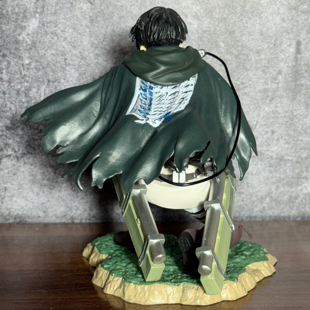 Attack on Titan Levi Ackerman Fortitude Battle Damage Kneeling Statue Action Figure PVC [ 17 CM ] || ATTACK ON TITAN