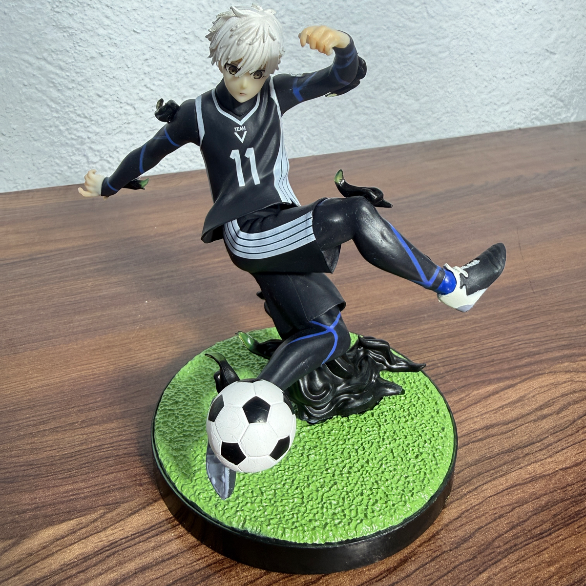 Blue Lock Seishiro Nagi Anime Figure - Team V Jersey #11 Kicking Soccer Ball PVC Statue