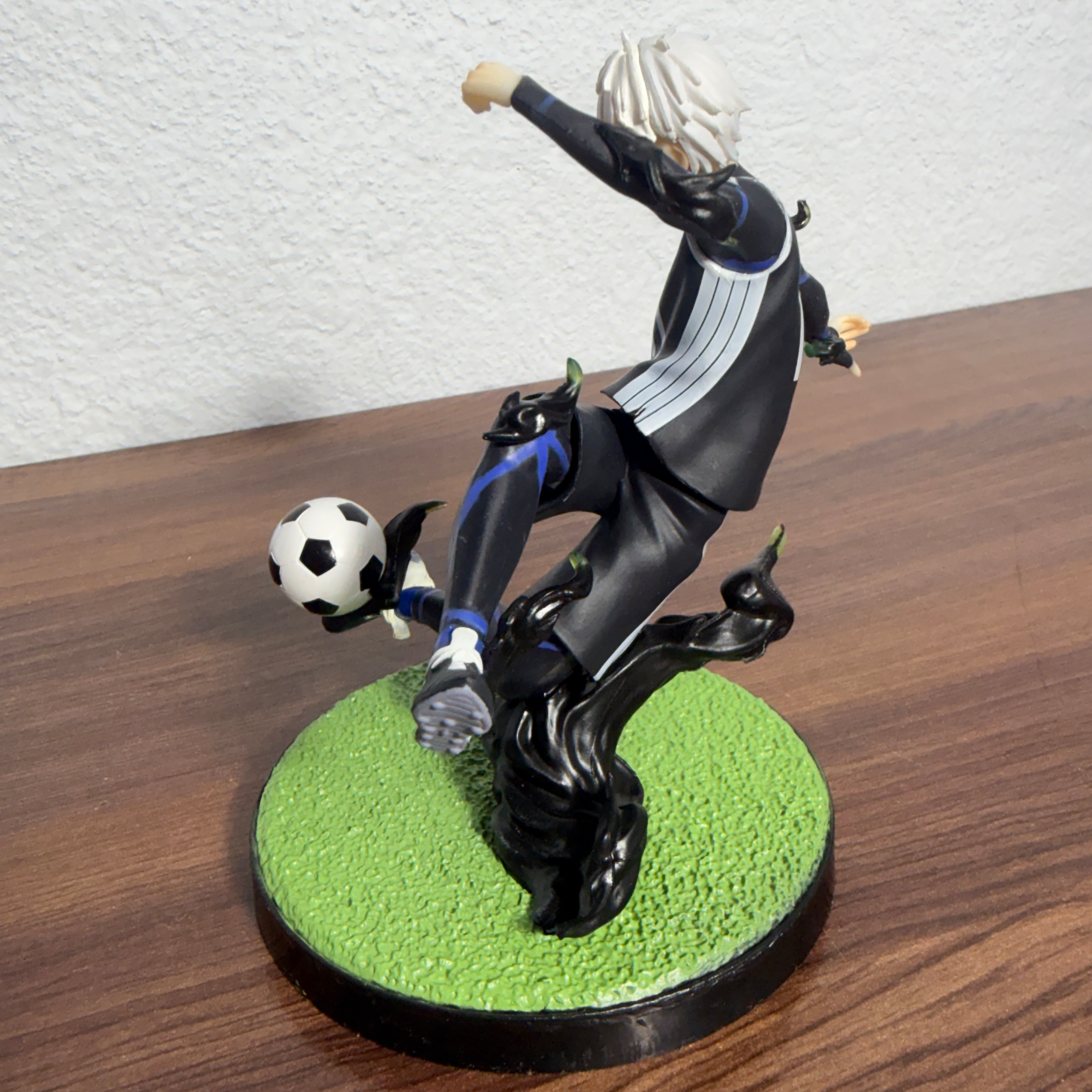 Blue Lock Seishiro Nagi Anime Figure - Team V Jersey #11 Kicking Soccer Ball PVC Statue