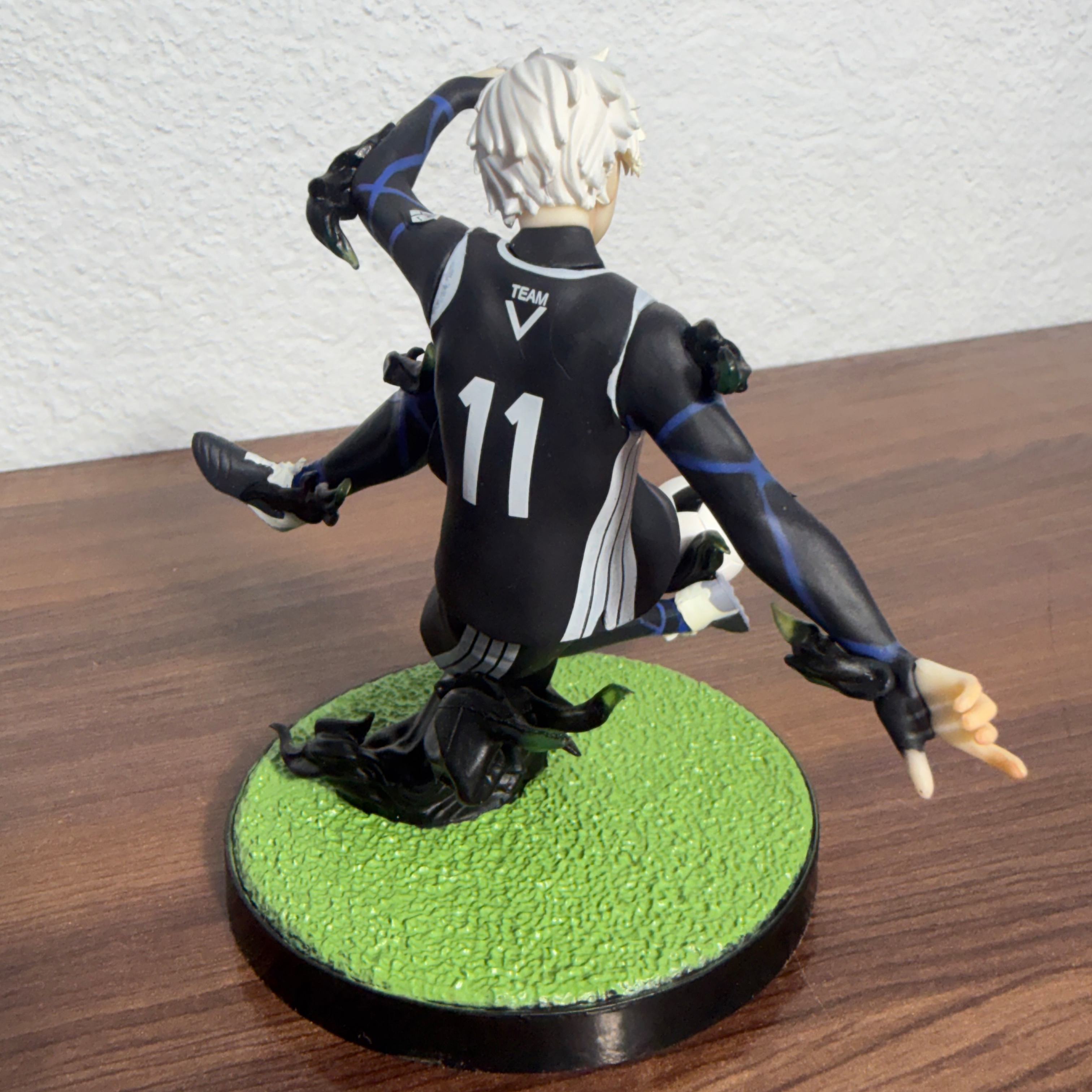 Blue Lock Seishiro Nagi Anime Figure - Team V Jersey #11 Kicking Soccer Ball PVC Statue