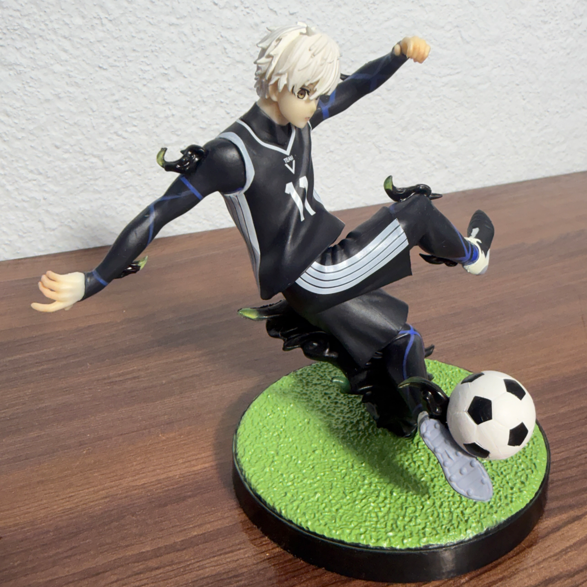 Blue Lock Seishiro Nagi Anime Figure - Team V Jersey #11 Kicking Soccer Ball PVC Statue
