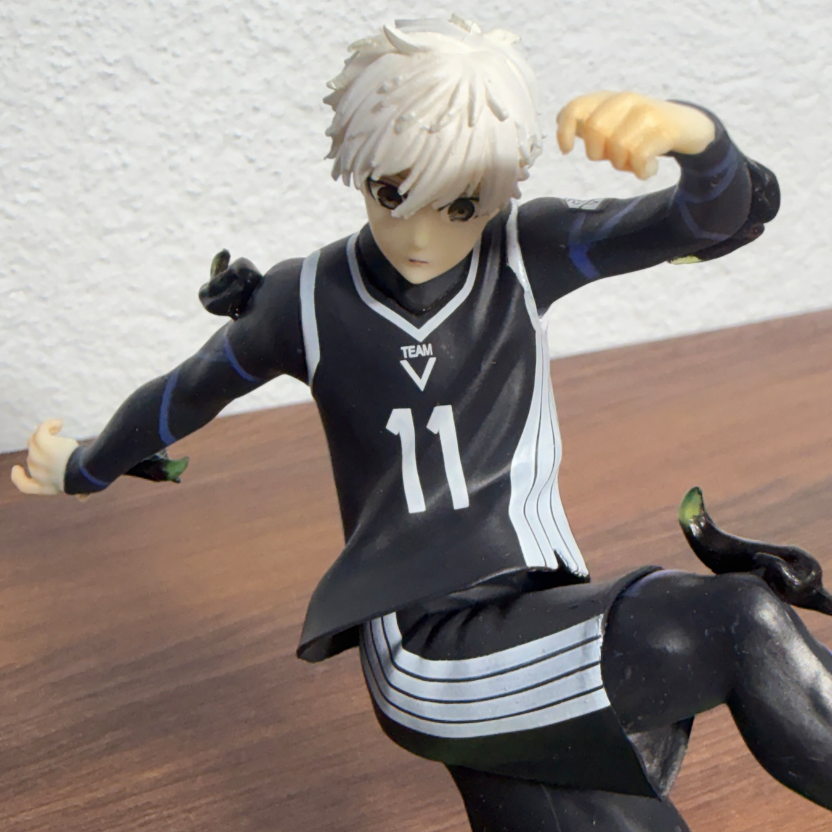 Blue Lock Seishiro Nagi Anime Figure - Team V Jersey #11 Kicking Soccer Ball PVC Statue
