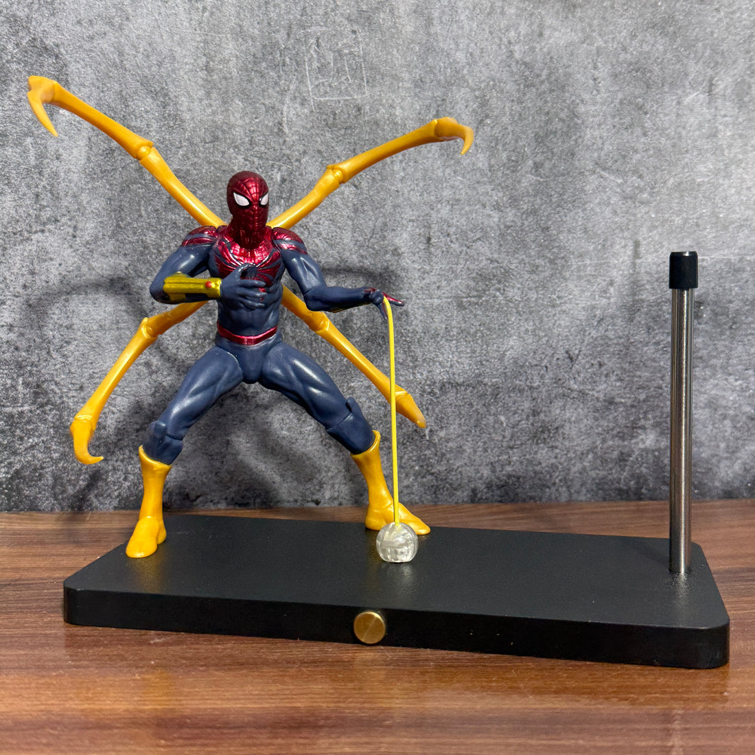 Epic SPIDER-MANN Magnetic Levitating LED Night Light & Desk Lamp Action Figure (GOLD) || MARVEL